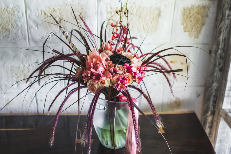 Buket cveća aranžman u staklenoj vazi