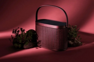 Bang & Olufsen donosi prazničnu čaroliju uz Beosound A5 Cranberry Red Atelier Edition