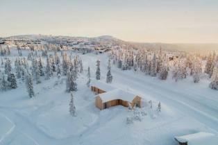 Mala uska koliba na vrhu planine u Norveškoj